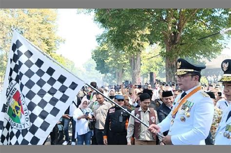 Ridwan Kamil Lepas Kirab Merah Putih Komunitas Vespa Di Bandung