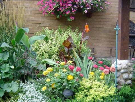 Comment créer un joli massif de fleurs pour décorer le jardin ou l