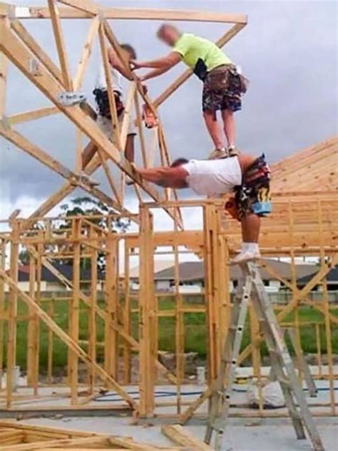 Aksi Kuli Bangunan Naik Tangga Ini Bikin Deg Degan Khawatir Jatuh Hot Liputan