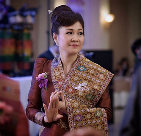 Loạt ảnh chụp với chị gái ruột chứng minh vẻ đẹp của hot girl Lào gốc Việt là do di truyền