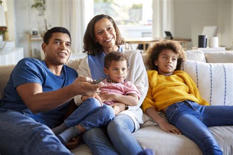 Famille S Asseyant Devant Leur Maison Photo Stock Image Du Mari