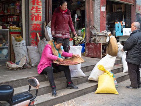 Shelling Peanuts : r/streetphotography