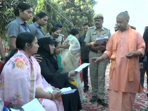 Cm Yogi Adityanath Hears Grievances Of About 300 People At ‘janata