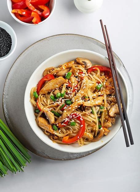 Premium AI Image Stir Fry Noodles With Chicken Red Paprika Mushrooms