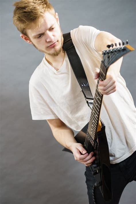 Homme Jouant Sur La Guitare Lectrique Image Stock Image Du Joueur