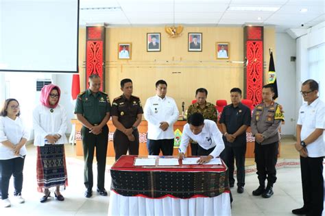 Pemkab Samosir Kpu Dan Bawaslu Tandatangani Naskah Perjanjian Hibah