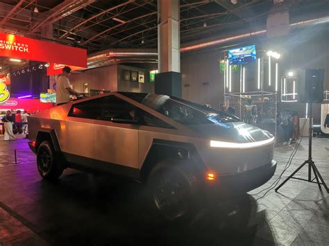 Vidéo le stand Tesla avec le singulier Cybertruck sur la PGW 24