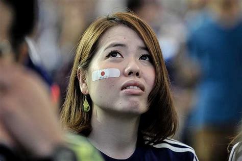 Tuyệt vọng World Cup hot girl Nhật ôm nhau khóc như mưa