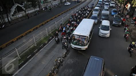 Takut Ditilang Polisi Rombongan Pengendara Motor Lawan Arus Di Jalur