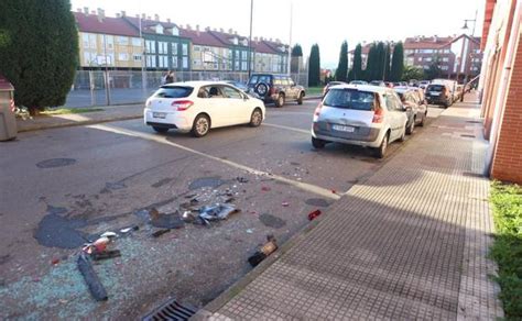 Choca Con Cuatro Veh Culos Aparcados En Coto Carcedo Y Se Da A La Fuga