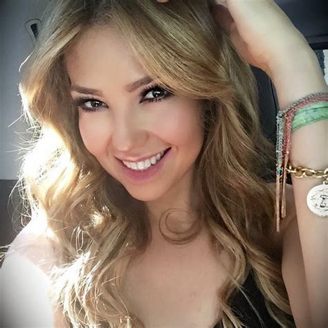 Blog de la Tele Thalia en bikini exhibe cuerpo de ensueño a sus años