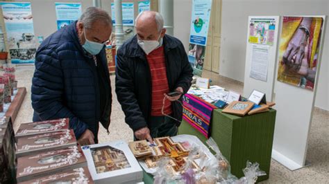 Manos Unidas inaugura su exposición y mercadillo solidario en el patio