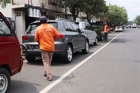 Juru Parkir Resmi Selalu Gunakan Kta