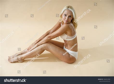 Sexy naked blond woman perfect legs lingerie 图片库存照片和矢量图 Shutterstock