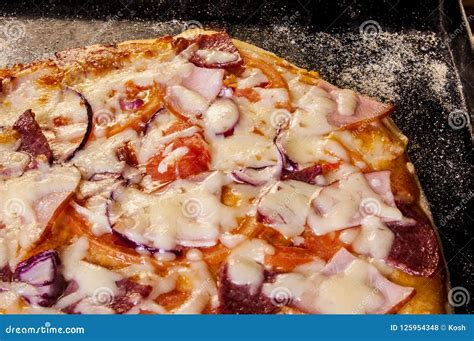 Verse Eigengemaakte Pizza Met Pepperonis Kaas En Tomatensaus Op