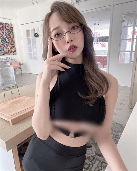 Đỏ mặt hot girl xinh đẹp diện mốt hở chân ngực hớ hênh Báo Tri thức và Cuộc sống TIN TỨC PHỔ
