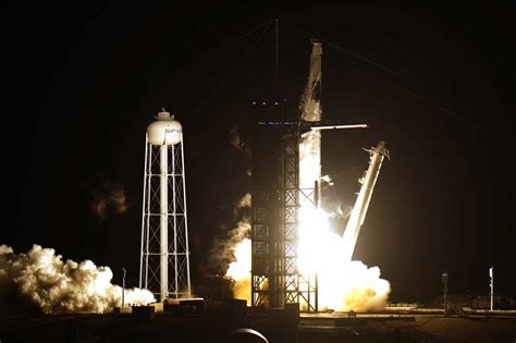 Une Fus E Spacex En Route Vers La Station Spatiale Internationale