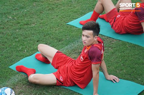 Hot boy Việt kiều chưa thể tập luyện xót xa nhìn hàng loạt cầu thủ U Việt Nam chấn thương