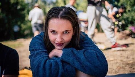 lisa vicari actriz de dark protagoniza isi  ossi una comedia