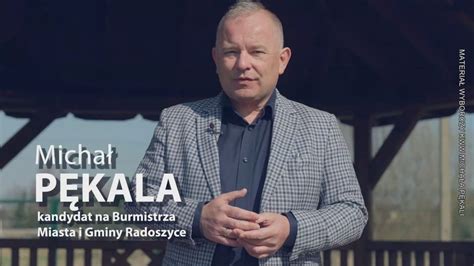 Kandydat na burmistrza Radoszyc Michał Pękala pokazuje spot wyborczy