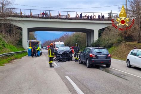 Irpinia Scontro Frontale Tra Due Veicoli Sulla Variante Bis In