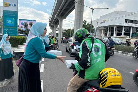 Maknai Ramadhan Srikandi Pln Bagi Takjil Kepada Pengguna Jalan Detik