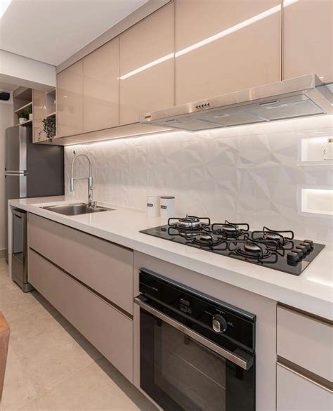 Cozinha contemporânea pequena nude e branca integrada à sala Decor Salteado