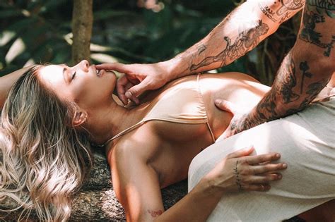 Mỹ nhân golf làm fan nam tròn mắt kiều nữ UFC mặc bikini khoe dáng ngọc