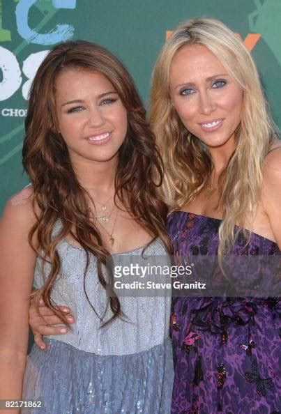 Host Miley Cyrus and mom Trish Cyrus arrive at the 2008 Teen Choice ...