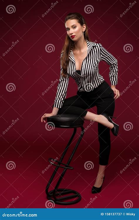 Brunette Ritratto Di Camicia Sexy Vicino Allo Sgabello Immagine Stock Immagine Di Perfetto
