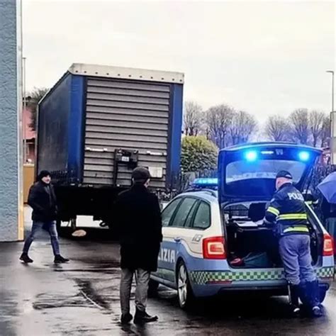 Sbatte La Testa Contro Un Rimorchio Muore Operaio Bergamasco