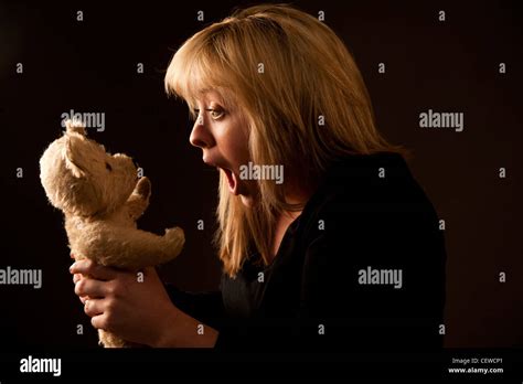 Eine Blonde Behaarte Teenager Frau Zieht Ein Gesicht Und Spielt Mit Ihren Alten Ramponierten