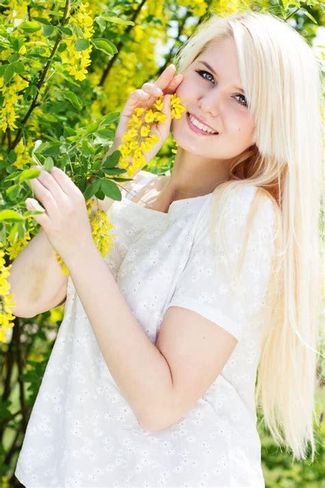 Belle Fille Blonde Avec Les Fleurs Jaunes Image Stock Image Du Adulte Charmer
