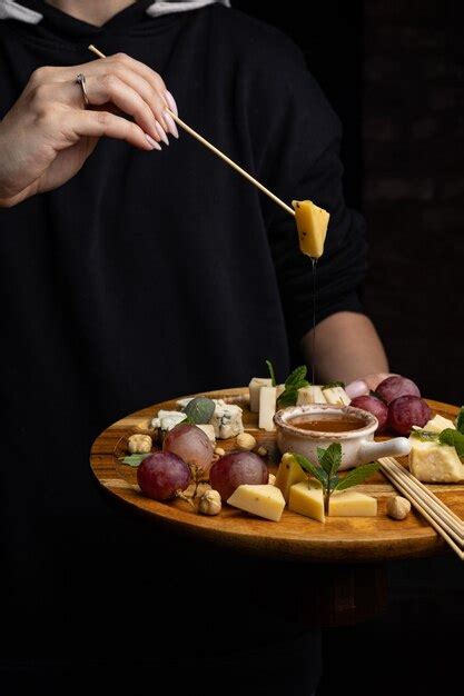 Tabla De Quesos Camembert Parmesano Queso Azul Con Nueces Miel Y