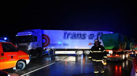 Fotos Walldorf Schwerer Unfall Auf A Lkw Durchbricht