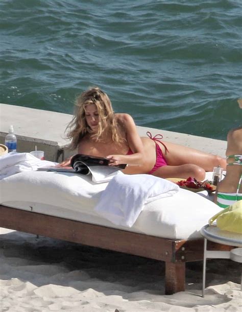 Jennifer Aniston Shows Off Her Figure In A Pink Bikini In Miami FFGALS