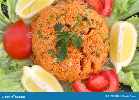 Traditionnel Turc Bulgur Salade Kisir Closeup Sur Une Assiette Sur La