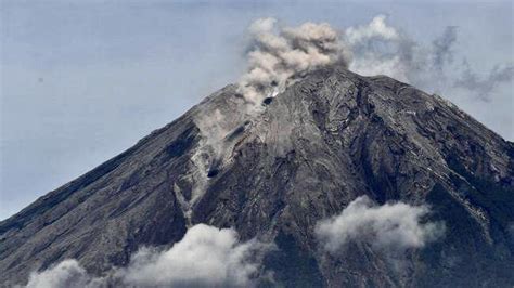 Status Gunung Semeru Naik Ke Level Iii Pvmbg Minta Aktivitas Di