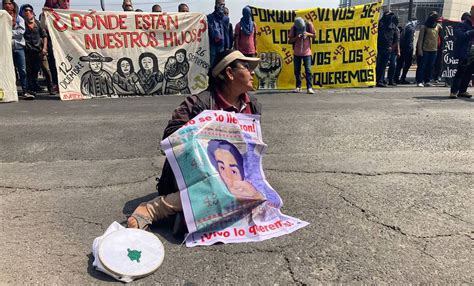 Padres De Los Normalistas De Ayotzinapa Desaparecidos Protestan En