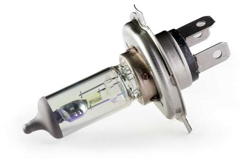 Understanding the 3 main types of headlight bulbs for your car | Haynes Publishing