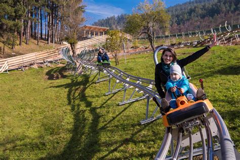 suecia 2022 joven madre e hijo conduciendo una montaña rusa alpina