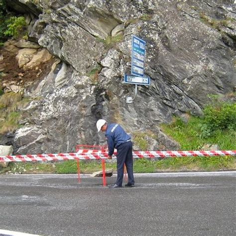 Valle Spluga Precipita Un Grosso Masso Sulla Provinciale Per Isola