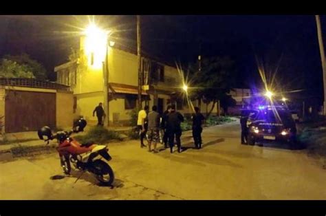 Violó La Cuarentena Salió A Robar Y Amenazó A Los Policías Con Un Arma Falsa El Joven De 23