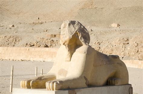 Esfinge Cerca Del Templo Mortuario De Hatshepsut En Luxor Foto Premium