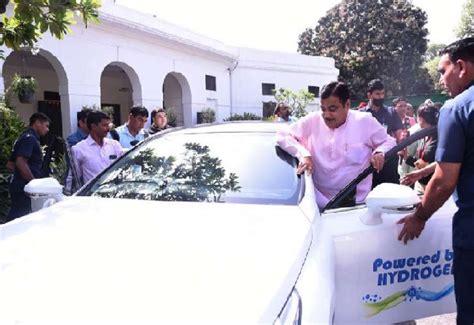 Transport Minister Nitin Gadkari Arrives In Parliament In Hydrogen Car