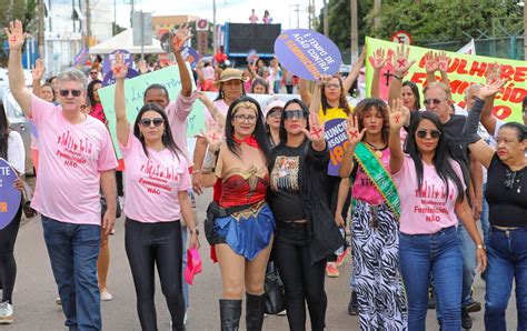 Mulheres caminham em Ceilândia em protesto contra o feminicídio Donny