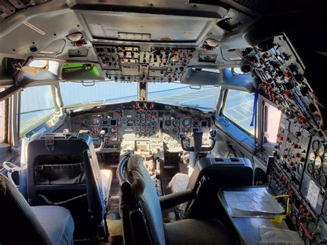 Legendary Boeing 727 Cockpit! : r/aviation