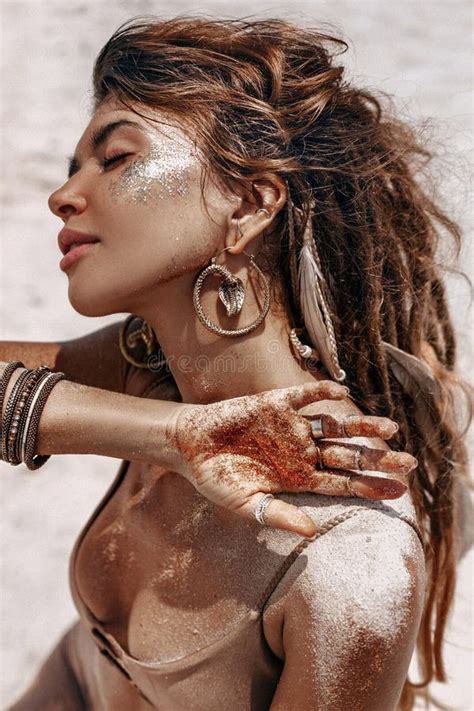 Hermosa Joven En Bikini Con Retrato Al Aire Libre De Piel Curtida Foto De Archivo Imagen De