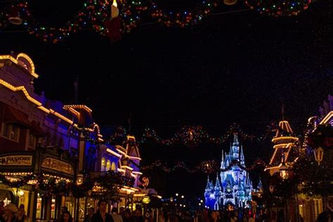 Wordless Wednesday -- Christmas on Main Street in Walt Disney World