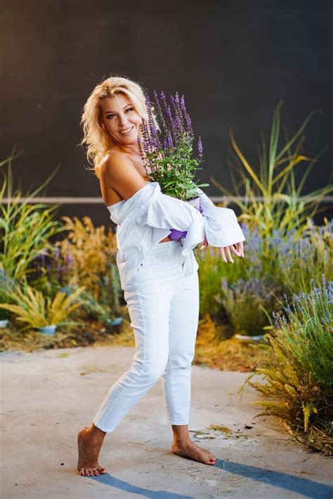 Une Belle Femme Blonde De Taille Moyenne Topless En Chemise Blanche Avec Lavande Photo Stock